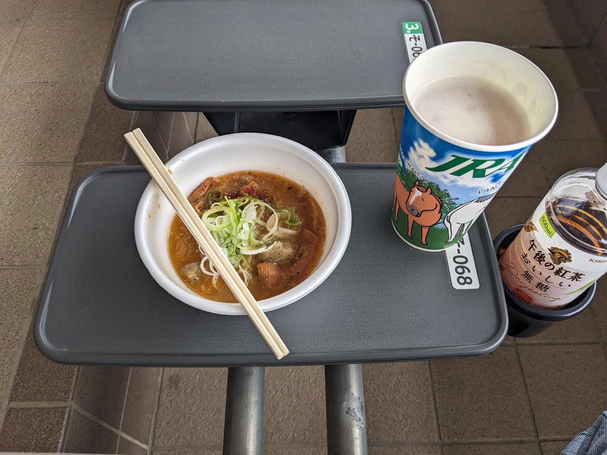 0606d89's tweet photo. 今日はお馬さん見に来た https://t.co/g3ZXSpBwjM