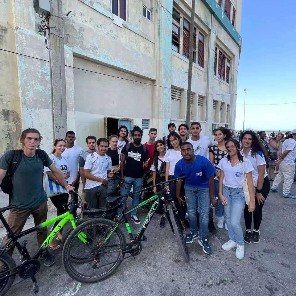 En la tarde del 20 de abril🌤️, muchachos del @ISRICuba participaron en el acto conmemorativo por los sucesos de Humboldt 7. A 67 años del asesinato de 4 jóvenes universitarios por parte de la dictadura batistiana,nuestros estudiantes dicen ¡Presentes! 🇨🇺 #OrgulloIsri