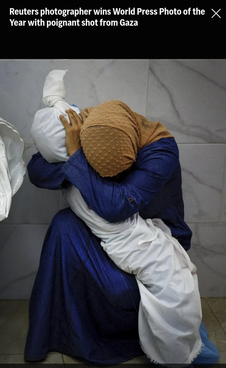 dina_sulaeman's tweet photo. Foto karya fotografer Gaza yang bekerja untuk Reuters, Mohammed Salem, memenangkan penghargaan "Foto Pers Dunia Tahun Ini." 
Foto tragis ini diambil bulan November 2023, seorang perempuan memeluk jasad keponakannya, Saly (5 thn), yang gugur dibom Israel.  Ibu Saly jg gugur. https://t.co/tvJagEuupO
