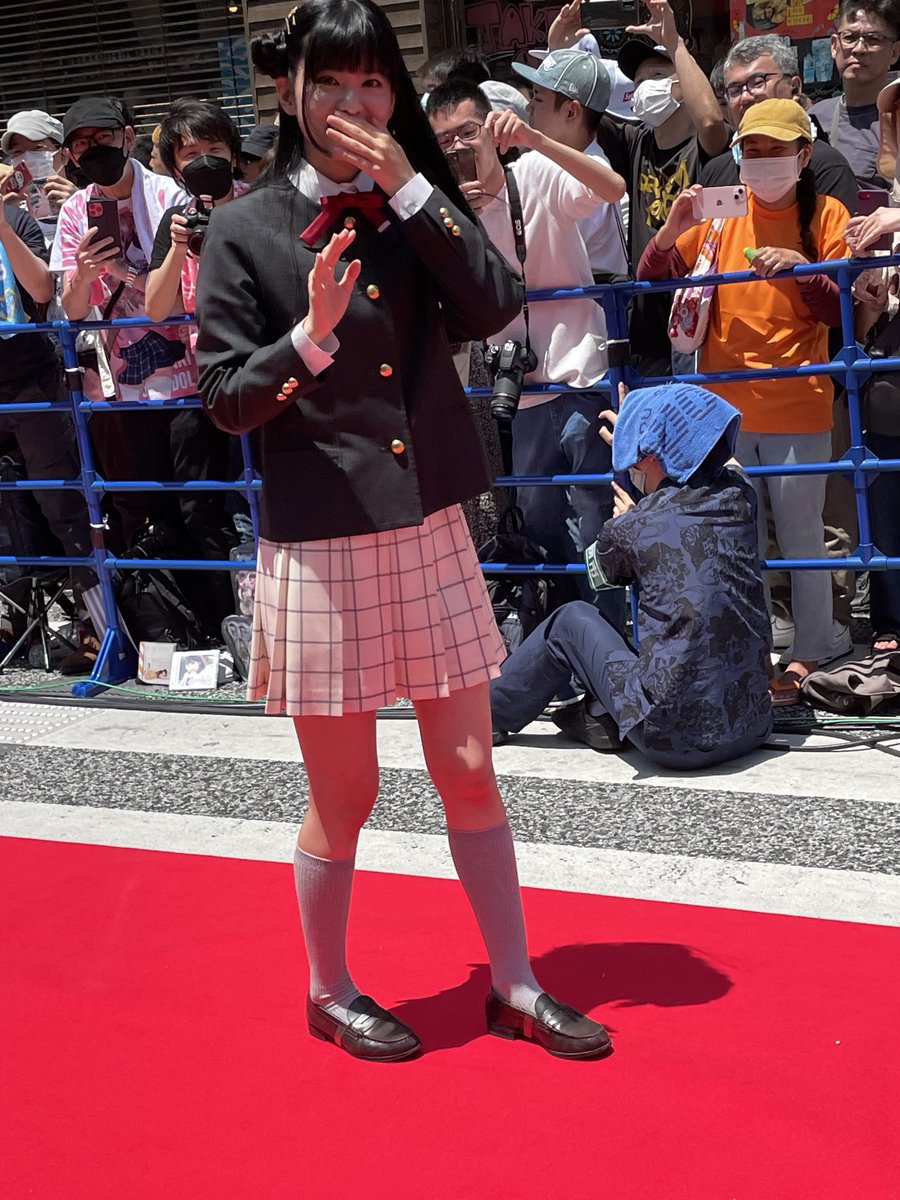 これはなぜかこっち見て笑ってる歩夢ちゃんこと #大西亜玖璃 さん。'ラブライブ!虹ヶ咲学園スクールアイドル同好会'の'上原歩夢'ちゃん役です。とてもかわいいです。周りのマダムからも可愛くて大好評でした。 #島ぜんぶでおーきな祭 #沖縄国際映画祭