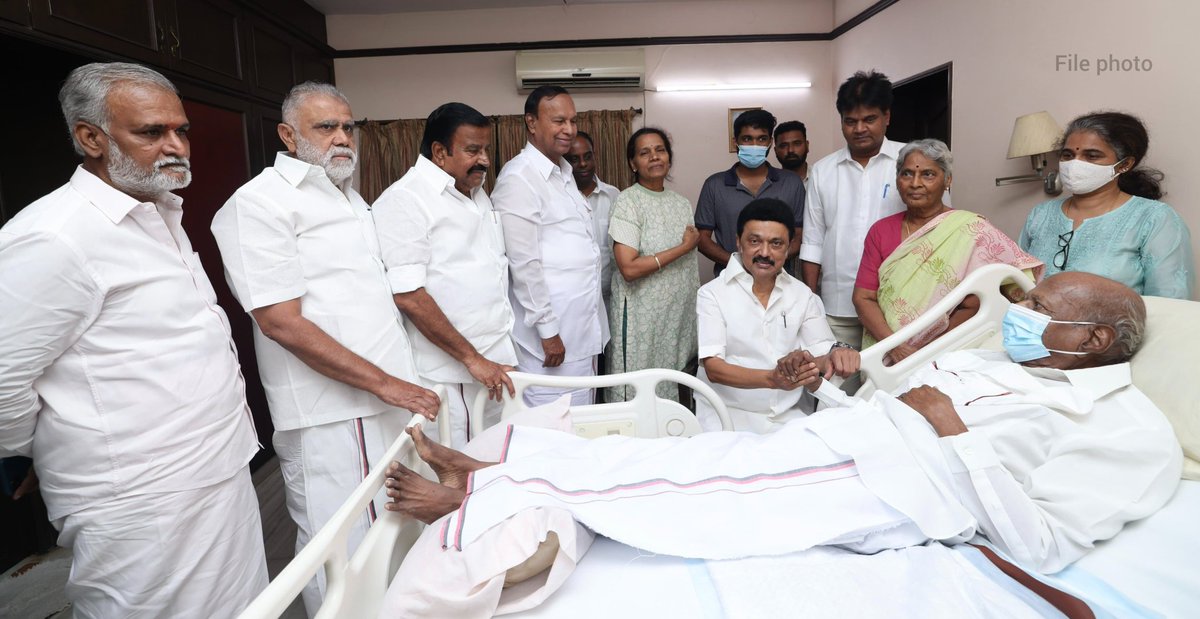 mkstalin's tweet photo. தலைவர் கலைஞரின் நிழலாக இருந்தவர் அண்ணன் ஆர்க்காட்டார்!

உடல்நலன் பாதிக்கப்படுவதற்கு முன்புவரை கழகப் பணியில் தன்னை முழுமையாக ஈடுபடுத்திக் கொண்ட கழகப் பற்றாளர்.

எனது வளர்ச்சியின் ஒவ்வொரு படியிலும் உடனிருந்து வழிநடத்திய பண்பாளர்;

என்றும் மானமிகு உடன்பிறப்பு மரியாதைக்குரிய அண்ணன் ஆர்க்காட்டார் அவர்களுக்கு எனது நெஞ்சம் நிறைந்த பிறந்தநாள் நல்வாழ்த்துகள்!

@DrKalanidhiV