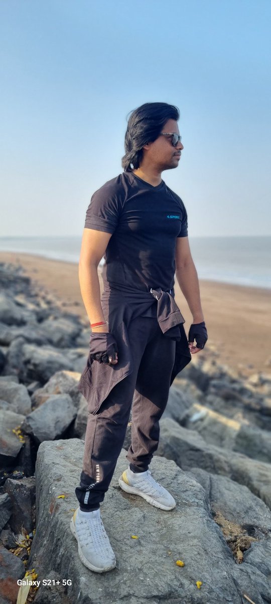patelchiragsrk's tweet photo. "THERE IS ONLY ONE RELIGION IN THE WORLD, HARD WORK " - @iamsrk 👑
#instagram #beach #tithal #valsad #gujarat #india #cycling #facebook #twitter #photography #nature #TwitterX #model #srkian #ShahRukhKhan #srk #blaclover🖤 https://t.co/pzQcZXIbJ4
