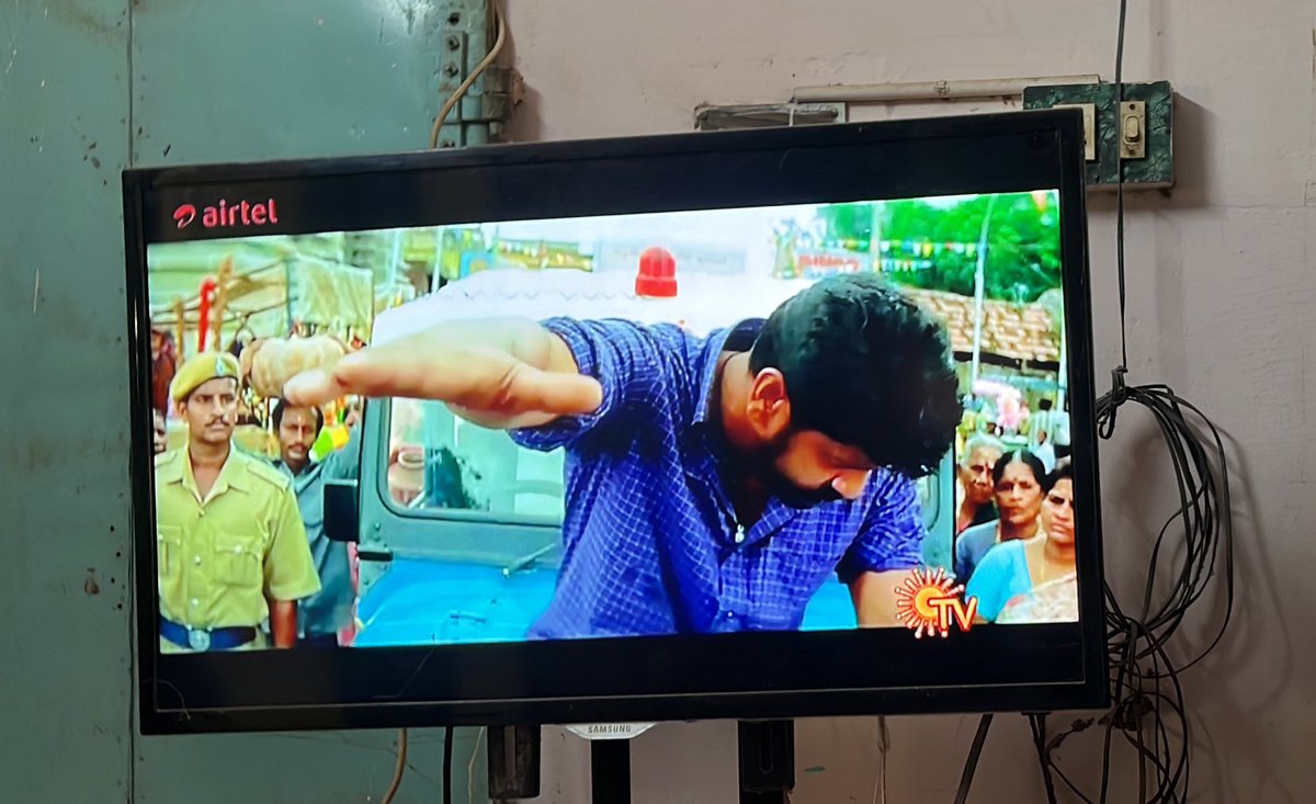 Sunday started with Thalaivan @chiyaan Dharisanam 

#SaamyOnSUNTV @SunTV