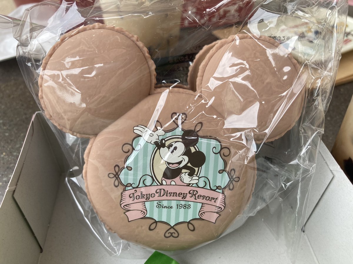 ﾏﾝﾏ･ﾋﾞｽｺｯﾃｨｰｽﾞ･ﾍﾞｰｶﾘｰでﾏﾝﾏのおすすめｾｯﾄ｡ ｽｰﾍﾞﾆｱｹｰｽも買いました｡ かわいい😍 ﾏｶﾛﾝはすごく甘いです! ･ﾌｫｶｯﾁｬｻﾝﾄﾞ(ﾋﾞｰﾌ､ﾁｷﾝ､ｵﾚﾝｼﾞ) ･ｺｰﾋｰﾀﾋﾟｵｶﾗﾃ ･ﾐｯｷｰﾏｶﾛﾝ(ﾁｮｺﾚｰﾄ)､ｽｰﾍﾞﾆｱｹｰｽ付き