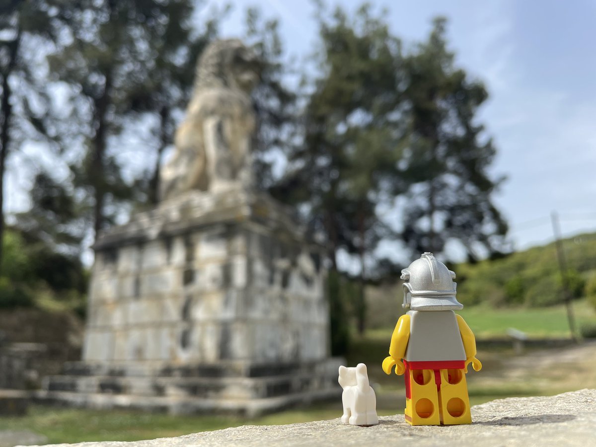 tutubuslatinus's tweet photo. Hodie Marcus et Lola in via prope Amphipolem versantur. Amphipolis est urbs pulcherrima in Macedonia sita. Nostri viatores huc venerunt ut Lola hoc monumentum mirabile spectet. Ecce! Leo magnus et elegans in basi maxima sedet. Lola certa est felem nobilissimam hic sepultam esse. https://t.co/A0M9gucchi