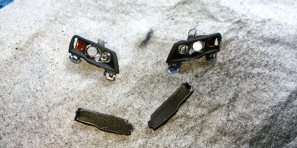 katsu_rc_gogo's tweet photo. 当たっているのはモーターケースだけではなかった…
ヘッドライトパーツを外して、
ボディ裏を削る加工と、
ヘッドライトパーツに干渉するので、
ヘッドライトクリアパーツをブラックアウト塗装しました。
#ミニッツ
#MA030
#AWD
#京商
#ドリフト https://t.co/WlHctdKNMN