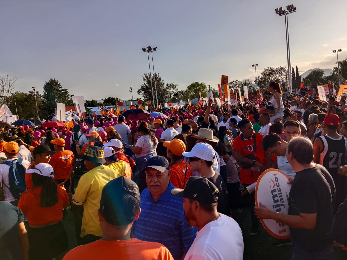 IsmaelEspanta's tweet photo. ⬆️ Ante más de 20 mil personas  acompañamos a nuestro candidato   @GerardoQuirinoV  y a nuestro candidato para gobernador de Jalisco @PabloLemusN quien vino a traer buenas noticias  para tlajo en materia de movilidad y salud.

🍊 La ola naranja se pone cada vez más  fuerte 💪 https://t.co/F7AIK6j6NF