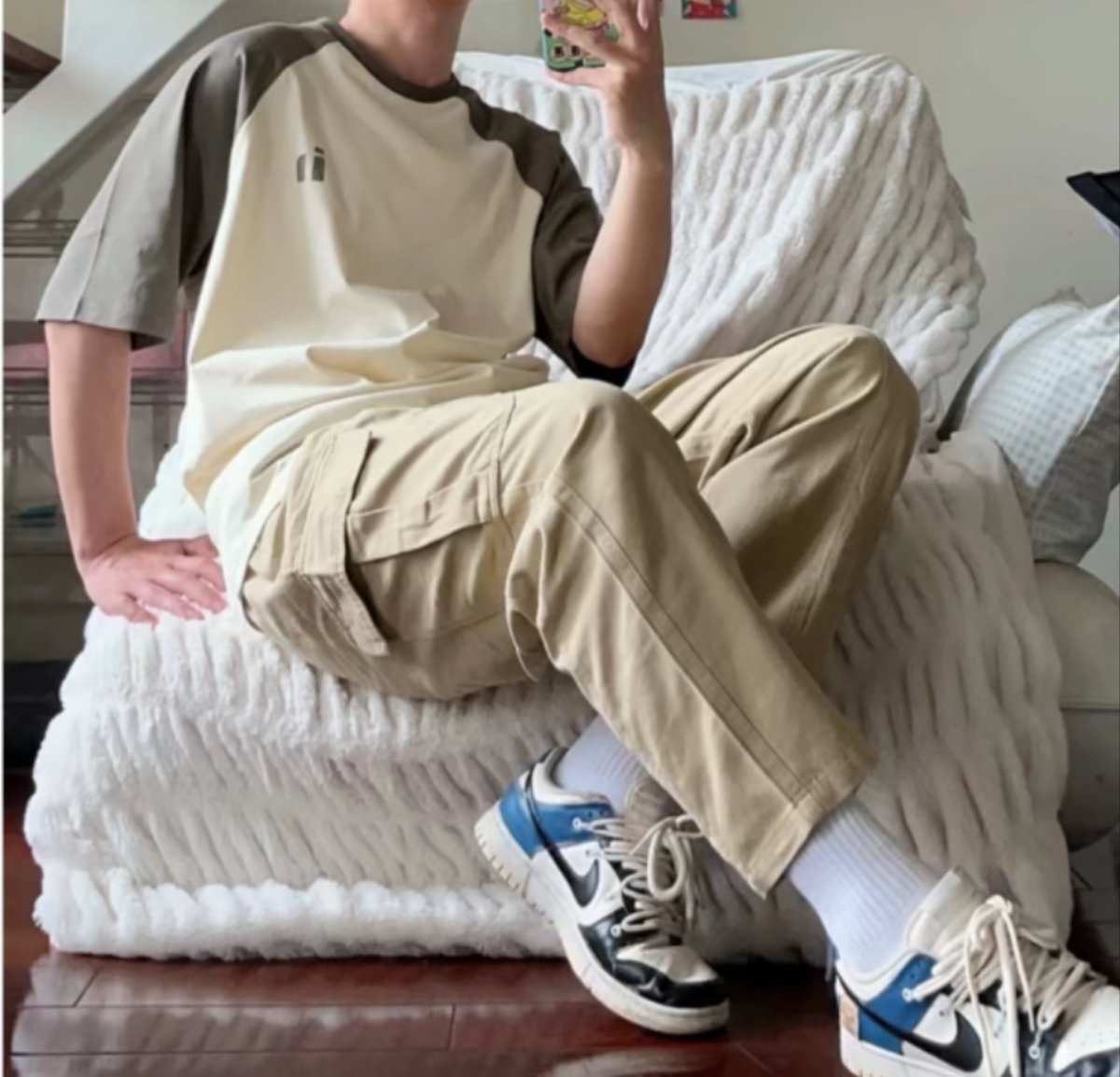 趴在爸爸的脚下 捧着爸爸的原味鞋袜猛吸