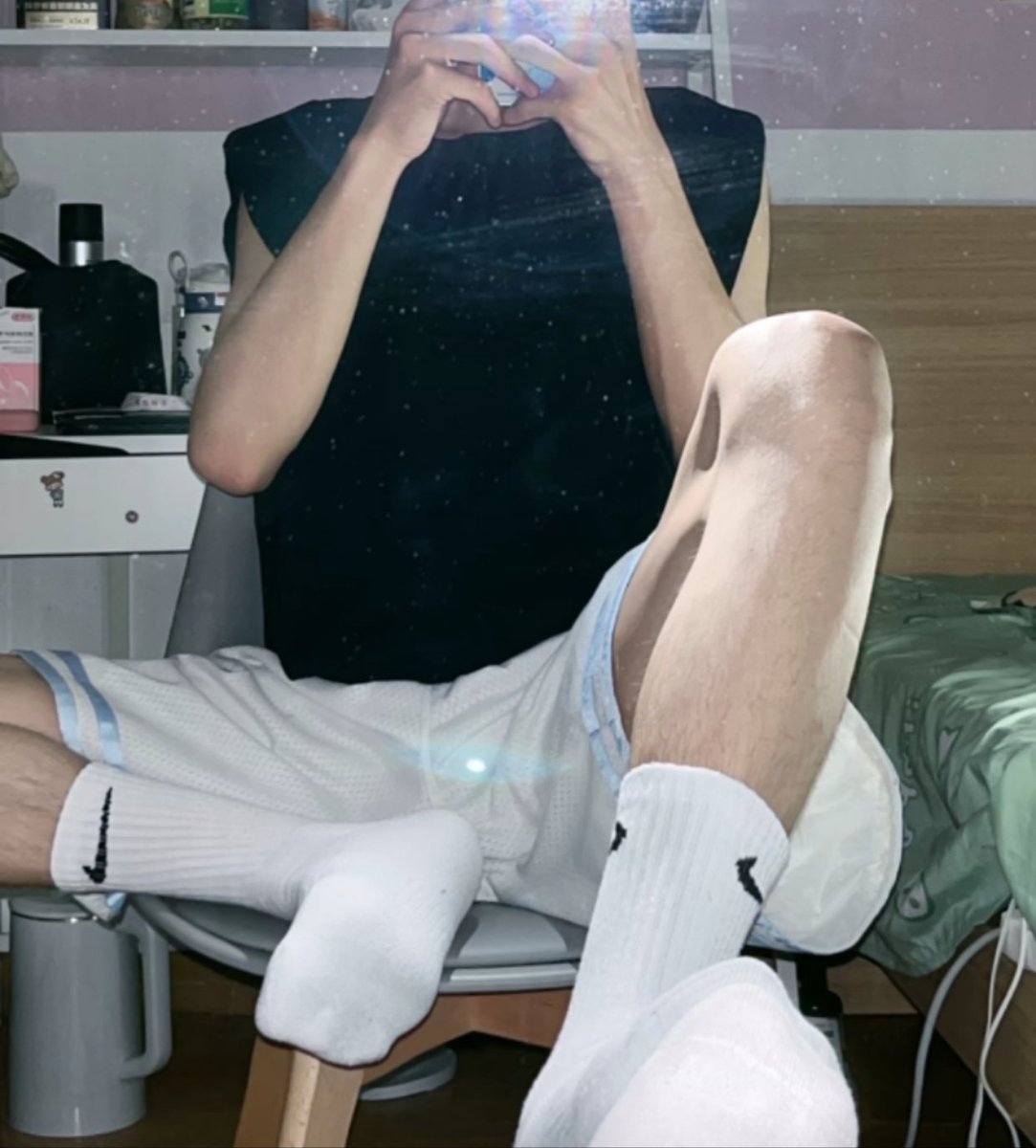 想不想钻进小爷的裤裆猛吸？