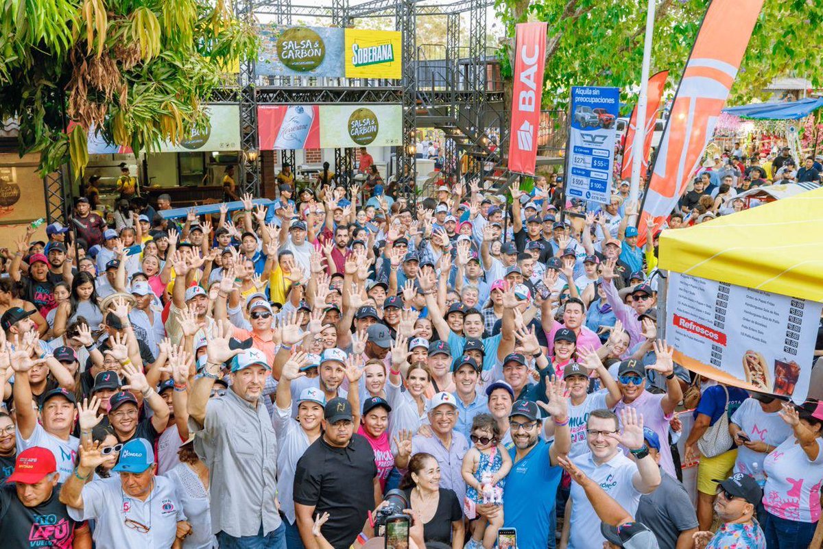 romuloroux's tweet photo. Cerramos el día con broche de oro en la Feria Internacional de Azuero, un espacio para promover lo mejor de nuestra región, como el agro, la gastronomía y artesanías.

¡Mi compromiso es impulsar estos sectores! Vamos a atraer la inversión extranjera, el turismo, empleos bien pagados y compartir lo mejor de Panamá con el resto del mundo.