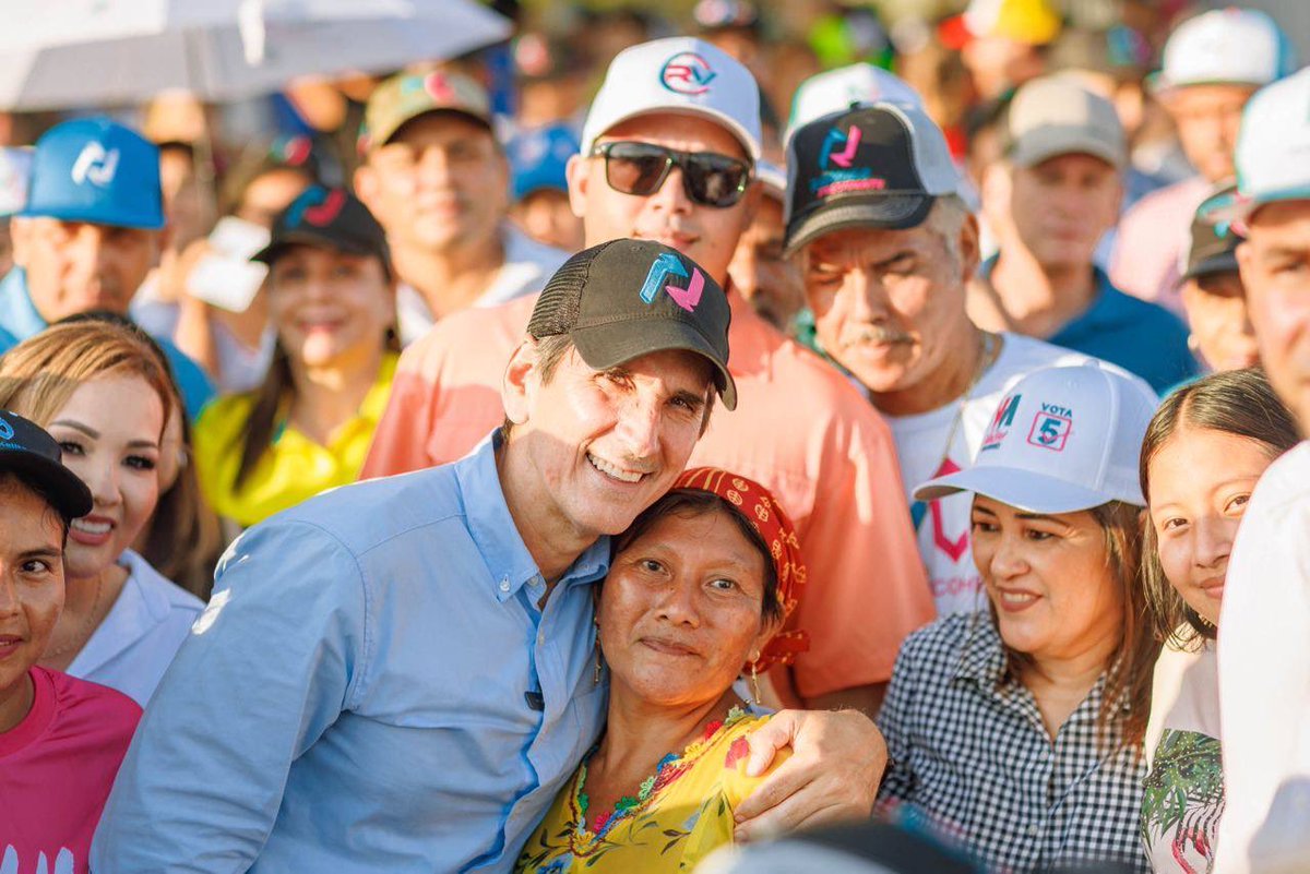 romuloroux's tweet photo. Cerramos el día con broche de oro en la Feria Internacional de Azuero, un espacio para promover lo mejor de nuestra región, como el agro, la gastronomía y artesanías.

¡Mi compromiso es impulsar estos sectores! Vamos a atraer la inversión extranjera, el turismo, empleos bien pagados y compartir lo mejor de Panamá con el resto del mundo.