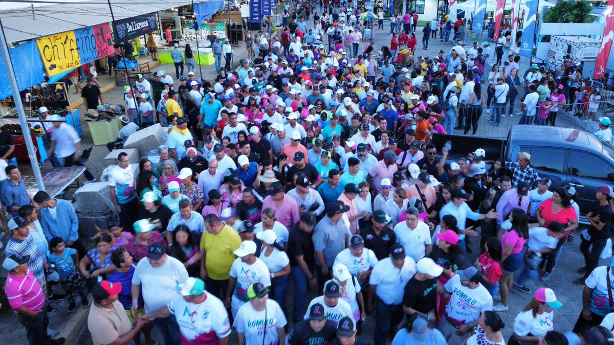 romuloroux's tweet photo. Cerramos el día con broche de oro en la Feria Internacional de Azuero, un espacio para promover lo mejor de nuestra región, como el agro, la gastronomía y artesanías.

¡Mi compromiso es impulsar estos sectores! Vamos a atraer la inversión extranjera, el turismo, empleos bien pagados y compartir lo mejor de Panamá con el resto del mundo.