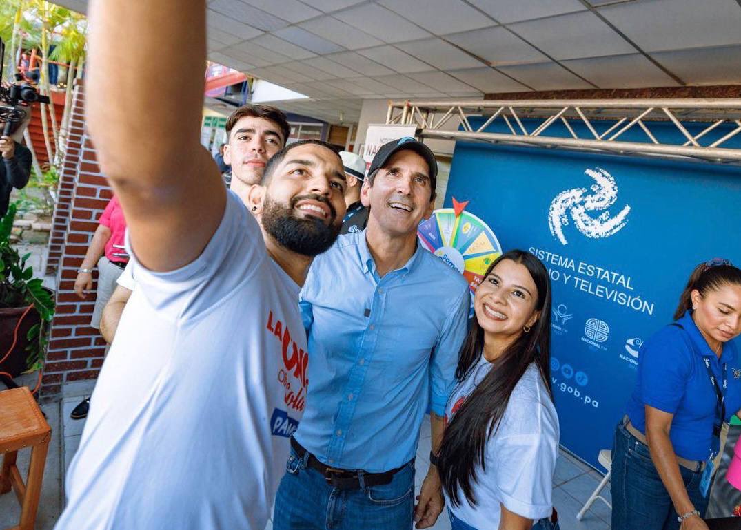 romuloroux's tweet photo. Cerramos el día con broche de oro en la Feria Internacional de Azuero, un espacio para promover lo mejor de nuestra región, como el agro, la gastronomía y artesanías.

¡Mi compromiso es impulsar estos sectores! Vamos a atraer la inversión extranjera, el turismo, empleos bien pagados y compartir lo mejor de Panamá con el resto del mundo.