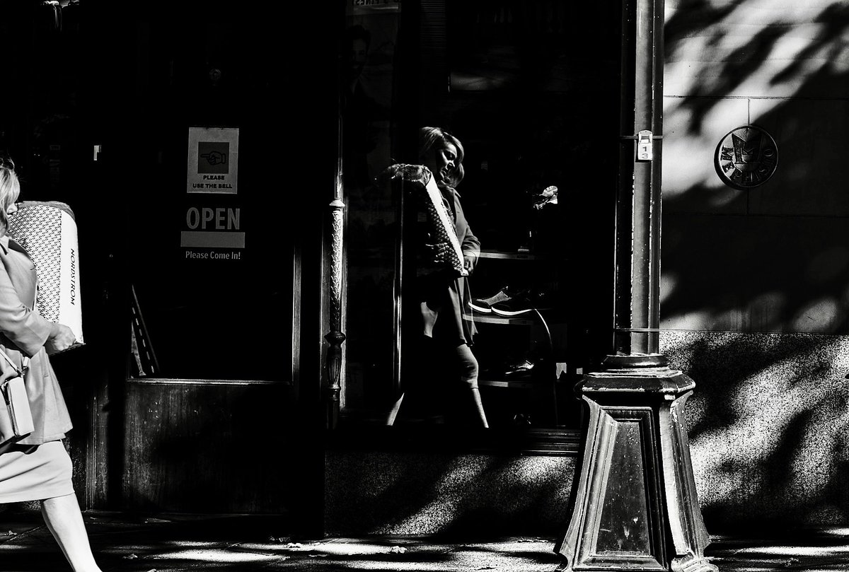 #Seattle #streetphotography #_xseries #streetstyle #Seattlephotographer #seattlestreetphotography #street_macadam #architecture #streetlife #blackandwhite #seattlestreetphotography  #seattlestreetphotographer #streetphotographersawards #shadowsandlight #reflection #people