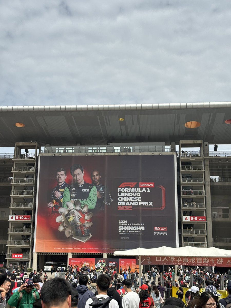 FranceTVChine's tweet photo. 🏎️🇨🇳#Chine #Shanghai #GrandPrix. La  #F1 de retour après les années #Covid19. C’est aujourd’hui #Dimanche on y est pour le #Qualifications #Essais  @arnauldmiguet @GaelC21 @chloe_dvg @beini_wang https://t.co/dZARQBEuo5