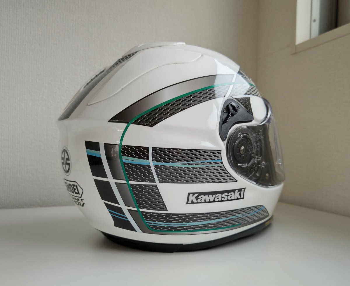 ken2wood4's tweet photo. ステッカーチューン、第２弾。今度はヘルメットグラフィック作成😁 https://t.co/jV1YuEktLx