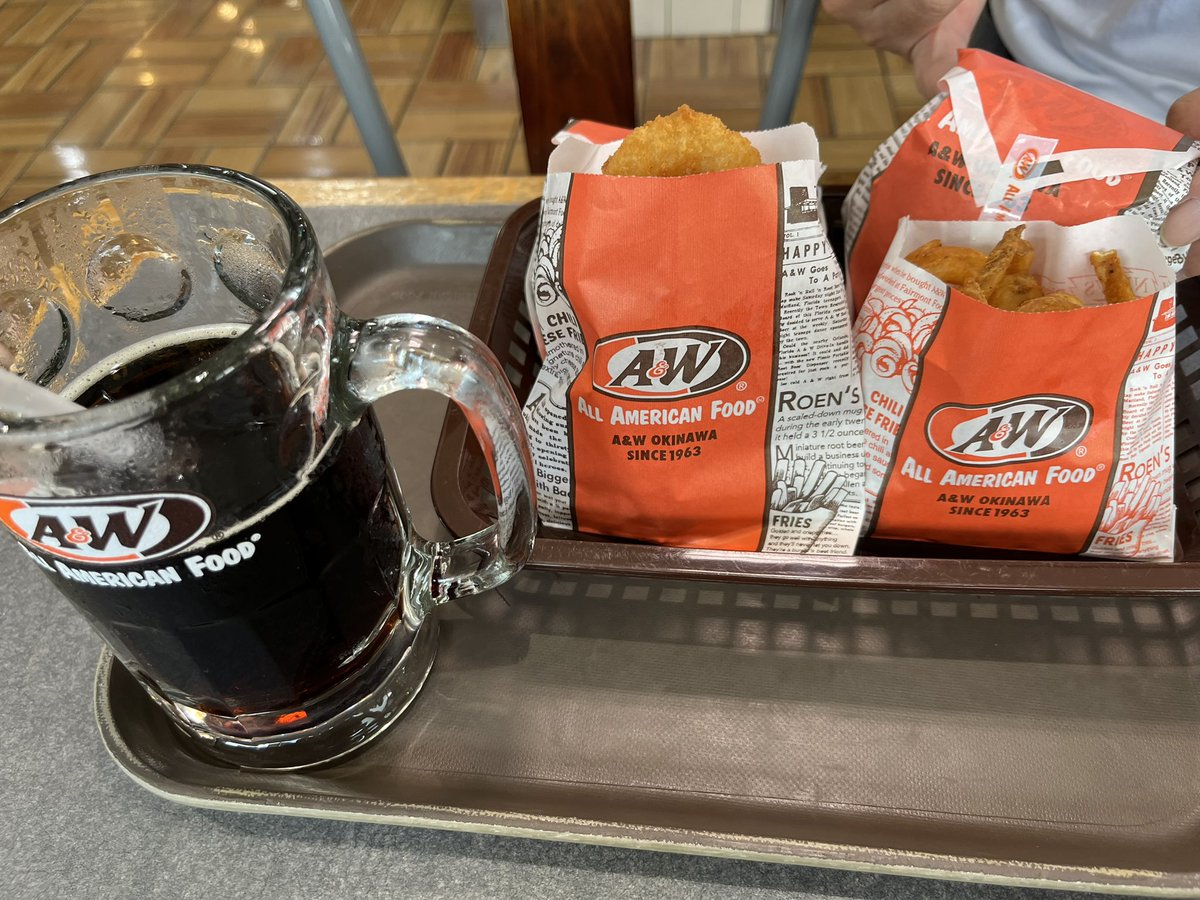 akuta5392's tweet photo. 初a&amp;wで初ルートビア
店員さんにどんな味ですか？って聞いたらサロンパスってよく言われますとか笑いながら言われて飲んだらマジサロンパスで驚愕
一口飲む度に驚いて新鮮なリアクション出る https://t.co/pQUGPDXK2Z