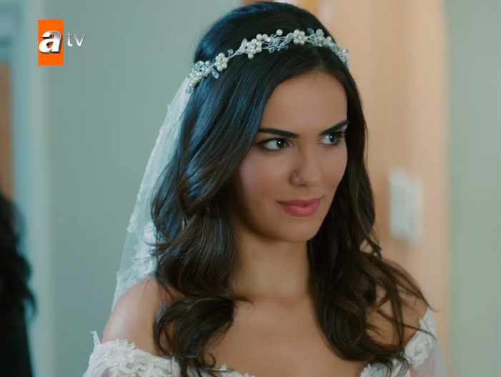 Ecosong3's tweet photo. You are so beautiful that the groom is stunned #ÖzgüKaya https://t.co/OyzElwyNhV