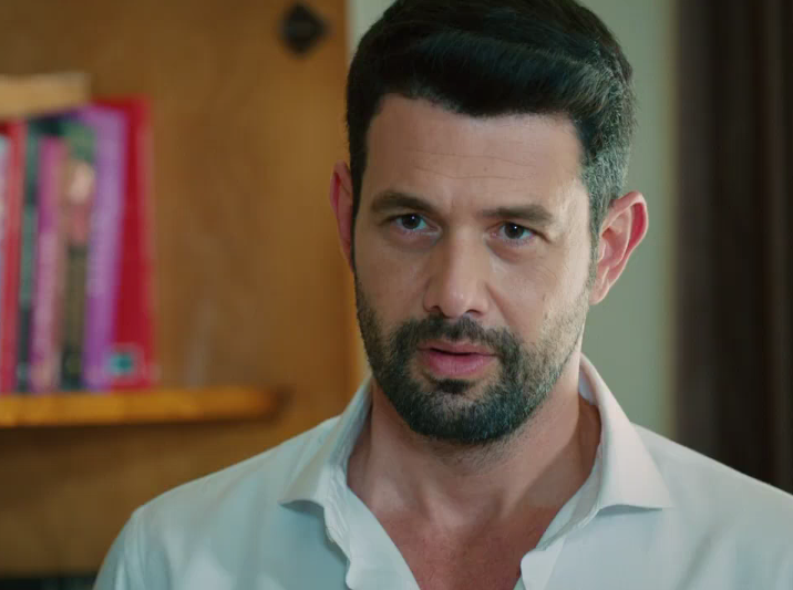 Ecosong3's tweet photo. You are so beautiful that the groom is stunned #ÖzgüKaya https://t.co/OyzElwyNhV