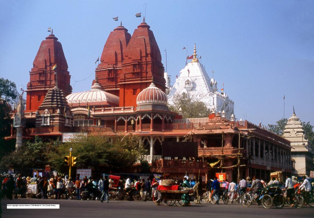 Amidst the bustling streets of Chandni Chowk, stands the historic Digambar Jain Lal Mandir echoing Lord Mahavir’s wisdom. #DYK there is a hospital for birds within its compound caring for our feathered friends🐦. A blend of spirituality and compassion. Happy #MahavirJayanti.