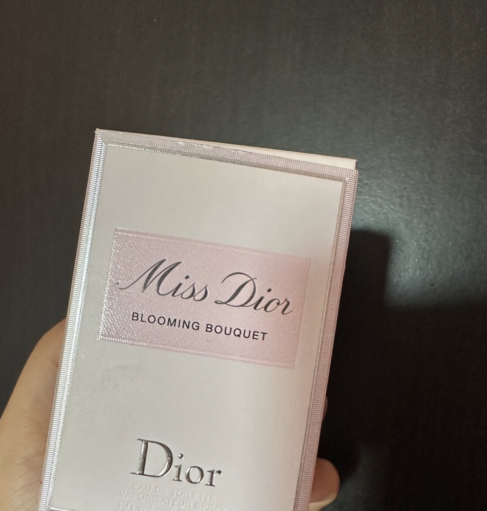 ส่งต่อ dior blooming bouquet 50ml ของแท้  เหลือตามภาพ มีกล่องให้

1200 รวมส่ง  🎀🎠🩰✨ 

📍พร้อมโอน 890 รวมส่ง

#น้ำหอมแท้ #น้ำหอม #ส่งต่อสกินแคร์ #ส่งต่อคสอ #ส่งต่อเสื้อผ้า #น้ําหอมแบรนด์แท้ #น้ำหอมแบ่งขาย #ส่งต่อน้ําหอม #น้ำหอมแท้ #รีวิวน้ําหอม #missdior #dior