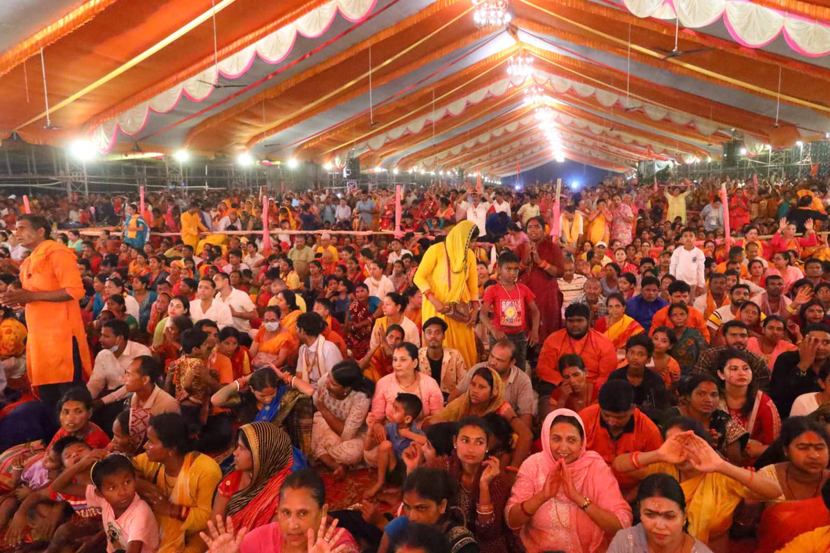 bageshwardham's tweet photo. चतुर्थ दिवस श्री हनुमंत कथा चतरा धाम नेपाल की दिव्य झलकियाँ
#bageshwardhamsarkar #bageshwardham #nepal #shrihanumantkatha #chatradham https://t.co/9lWI6Uqcyc