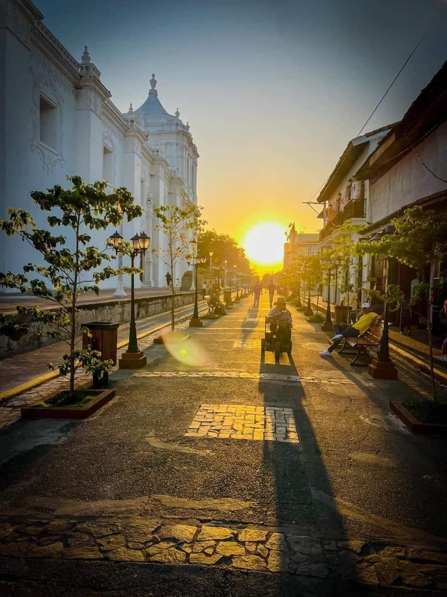 🌇 Los bellos atardeceres de la ciudad de León #Nicaragua #SomosVictoriasVerdaderas