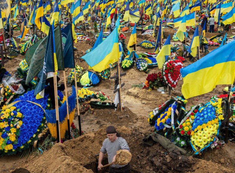 @RealScottRitter The U.S. is resolute in using the Ukrainians as cannon fodder. The only other place you can see this many Ukrainian flags waving is here: