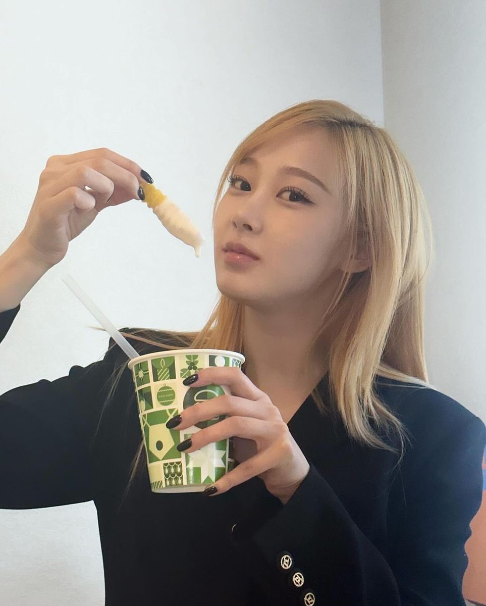 Feeling like a little ray of 𝘀𝘂𝗻𝘀𝗵𝗶𝗻𝗲 with my blonde locks. 🦋