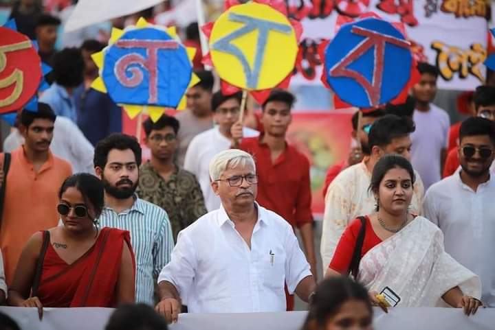 হক্ রুটি রুজি, জনতাই পুঁজি। 
দমদম কেন্দ্রের বামফ্রন্ট মনোনীত সিপিআই(এম) প্রার্থী ড. সুজন চক্রবর্তীর সমর্থনে বামপন্থী ছাত্র সংগঠন SFI এর ডাকে শোভাযাত্রা সোদপুরে। 
#BengalNeedsLeft 
#LeftAlternative 
#Vote4Left 
#GeneralElection2024