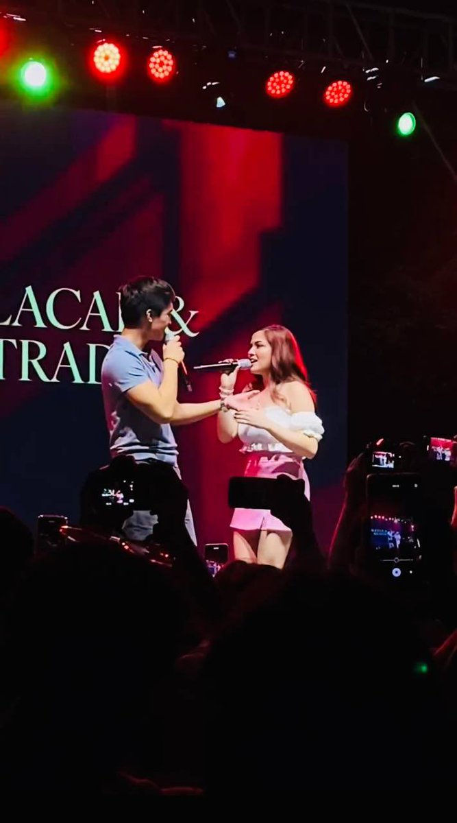 Your hands match mine perfectly.! ALEXA FeelFUNtastic OnASAP #Asap90sFunPartyWithALEXA #AlexaIlacad