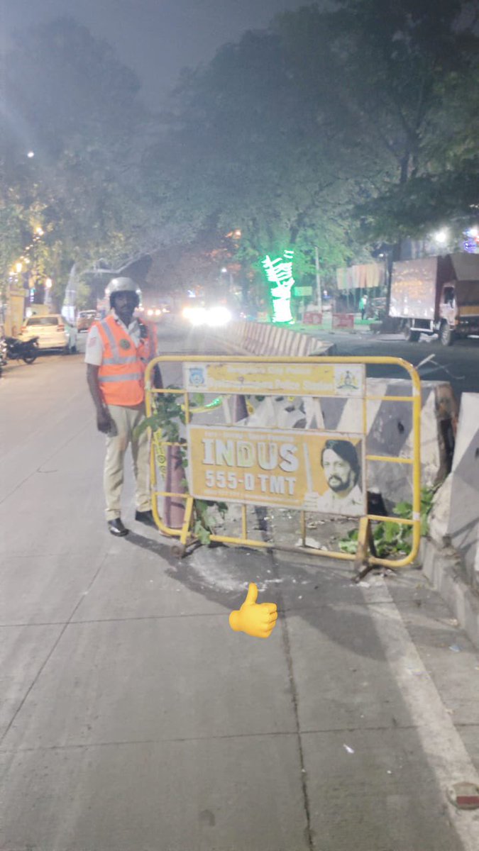 Appreciate the swift response & action by 👮🏻‍♂️Sri.Keshava, HC of @bsktrfps 👏 Barricade erected to warn road users about fallen median concrete blocks Thank you @blrcitytraffic 🙏
