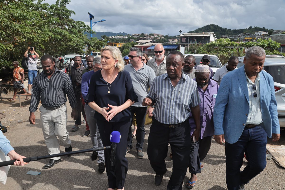 Au Port de M’tsapéré, je suis venue apporter mon soutien aux pêcheurs mahorais, victimes de l’abandon de l’État et de la déconnexion totale de l’Union européenne. La filière pêche est en train de mourir à Mayotte, nous ne pouvons pas rester sans rien faire.