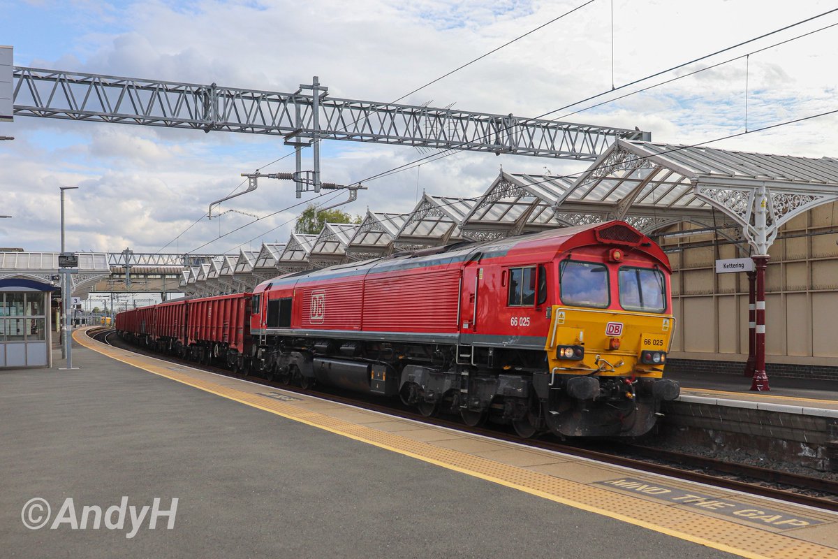 #ShedSunday from Kettering yesterday evening as @DBCargoUK 66025 passed through with 4H74 Limbury Road to Peak Forest. I didn't realise that 025 was red nowadays. #MML #ShedWatch #DBCargo 20/4/24