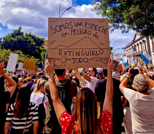 mdaswani's tweet photo. #CanariasTieneUnLimite 🫶🏻🇮🇨

✍🏼 Algunos datos para entender la manifestación masiva e histórica de ayer [vía @El_Pais]

🥈 Canarias tiene los segundos sueldos más bajos de España
🥉 La tercera tasa de paro más alta
🥈 La segunda mayor inflación 
🥈 La segunda tasa de riesgo de pobreza más alta en todo el país
🎖️ Es la cuarta comunidad con el precio de alquiler más alto por m2

Y mientras tanto...

🥇 El Archipiélago confirmó en 2023 nuevo récord anual de turistas tras recibir 14,1 millones de visitantes foráneos; solo Tenerife recibió 5,6 millones y ganó 600.000 visitantes respecto a 2019 [fuente: AENA]

Conclusión: de nada nos vale batir ni celebrar plusmarca de visitantes. Mucho turismo en Canarias, poca o ninguna riqueza para los canarios. Otro futuro es imprescindible.

📸 @Pgandia16