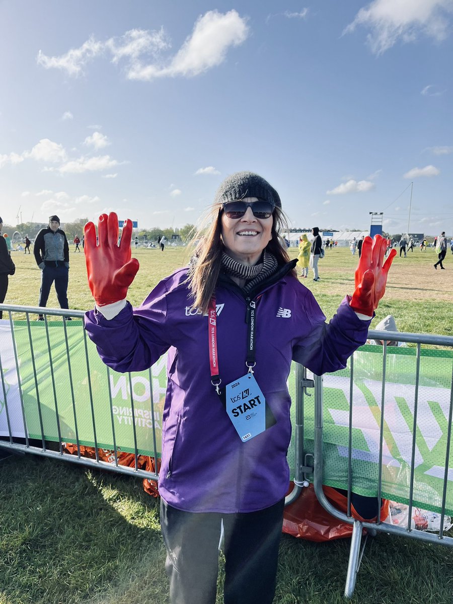 A sunny but chilly morning for the start of the #LondonMarathon @LondonMarathon. #LitterPicking @KeepBritainTidy Good luck to all!