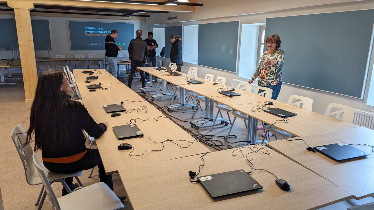 jycayuela's tweet photo. Big Up 🙌 @thomas_chappe la culture du numérique est la voie nous la savons c'est pourquoi nous partageons cela ensemble avec @AmbOrange sur @OrangePACA comme ici avec supercodingball Bravo pour ton engagement sans faille #LifeAtOrange #Voices https://t.co/7PW8BFSoKS