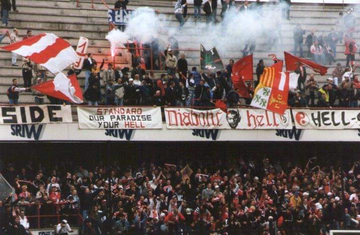 1jour1stick's tweet image. Mais petit retour en arrière les premiers supporters organisés sont les Hell Side #HS81 , dans la mouvance belge classique des Siders donc plus hools qu'Ultras, et ce des 1981