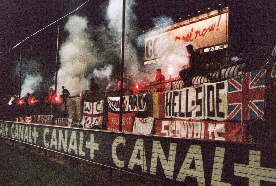 1jour1stick's tweet image. Mais petit retour en arrière les premiers supporters organisés sont les Hell Side #HS81 , dans la mouvance belge classique des Siders donc plus hools qu'Ultras, et ce des 1981