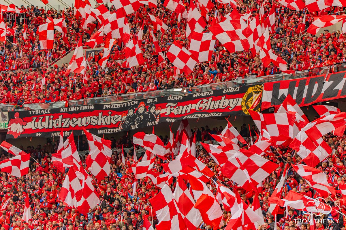SportakCZ's tweet photo. Ekstraklasa včera přepisovala divácký rekord 21. století.

Na utkání Ruch Chorzów proti Widzew Łódź přišlo 50 087 diváků. To je nejvyšší počet diváků na utkání Ekstraklasy od roku 1975.

Velkou měrou přispěli i fanoušci hostů, kterých se na výjezd vypravilo přes 19 tisíc. https://t.co/ssF8iigVl2