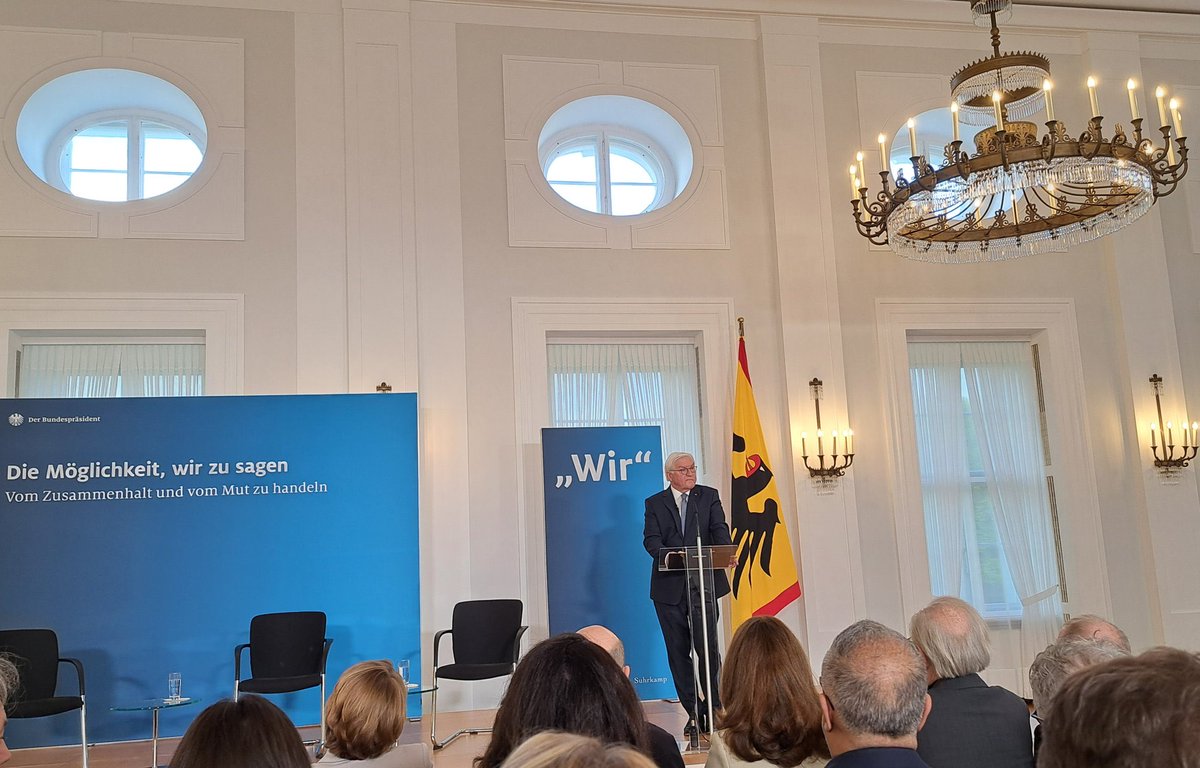 Auf welcher Seite steht die SPD, wenn es um Krieg und Frieden geht? #Lauterbach wirft wieder mit Steinen aus dem Glashaus. Er könnte sich Hilfe bei #Steinmeier holen. Die gibt es auch nicht alle Tage. Das 'Wir' feiert Steinmeier schon länger: vor allem, wenn es IHN entlastet.