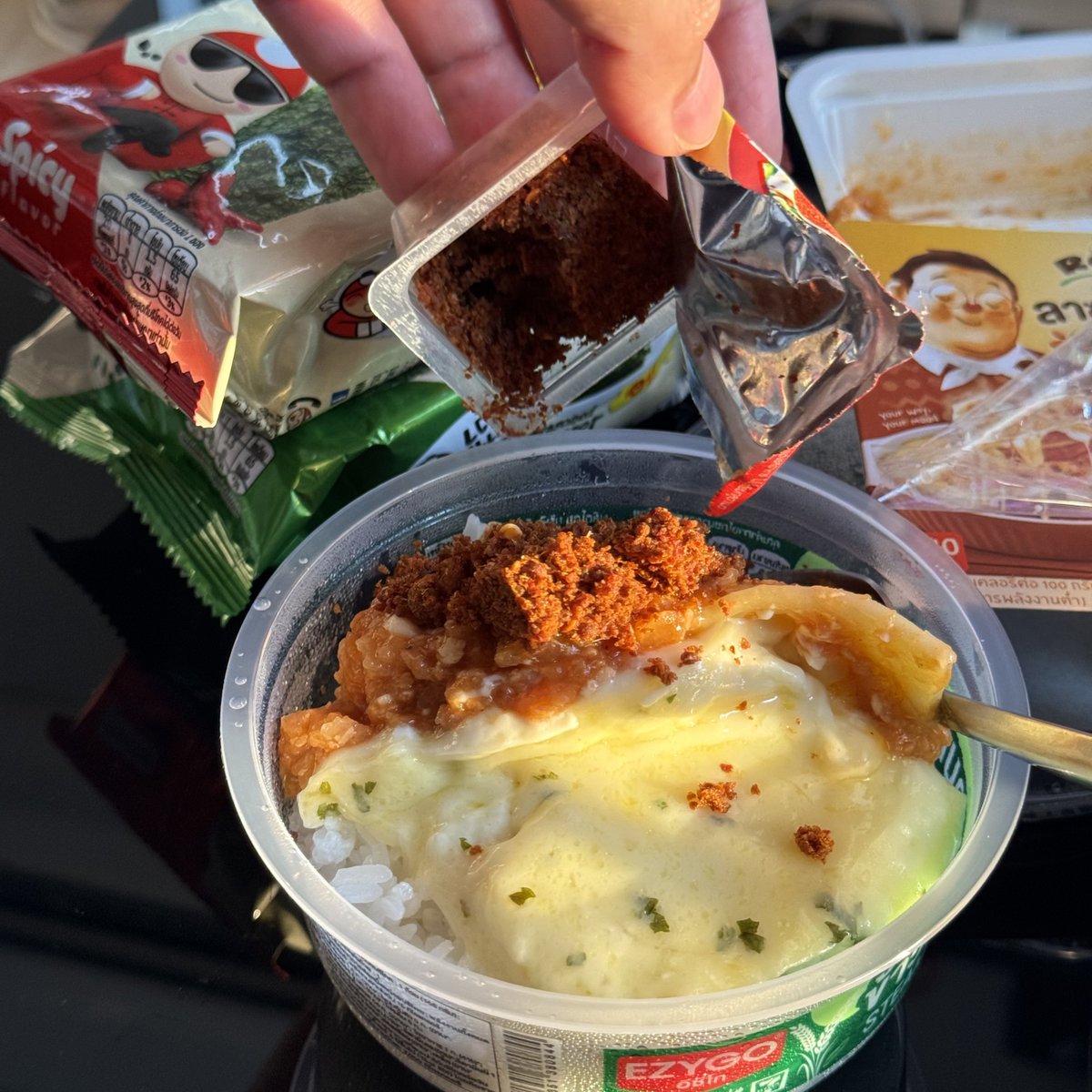 iconnnz's tweet photo. เรื่องกินคนไทยแม่งเก่งสัส โคตรหาทำ นี่ลองทำเมนูเซเว่นตามในตต.แล้วอร่อยชิบหาย เอาข้าวเปล่ามาคลุกกับผักโขมอบชีสหรือลาซานญ่าอบชีสก็ได้ แล้วราดน้ำพริกนรกกับโช��ุลงไป กินกับสาหร่ายเถ้าแก่น้อย มึงมันนัวที่สาหร่ายนี่แหละ อารมณ์ข้าวปั้นแหละแต่เป็นแบบแซ่บบบ คนไทยหาทำชิบหาย เอาไปลองกันดูๆๆๆ https://t.co/M5ji2WhArQ