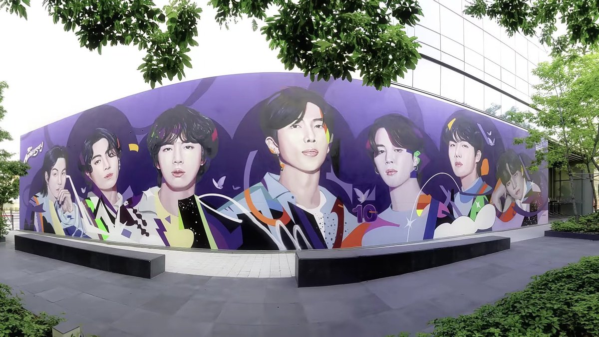 Tonightjin92's tweet photo. Hrusnya lukisan sma tulisan di atas gdung itu permanen smpe BTS Pulang smua dri wamil bisa²nya cma ank pungut tapi ngeclaim tuh gdung hasil kringat Luh😡💩

BTS BUILT HYBE
BTS MADE HYBE
BTS PAVED THE WAY 
HYBE IS NOTHING WITHOUT BTS 
K-MEDIA APOLOGIZE TO BTS
MBC APOLOGIZE TO BTS https://t.co/H3woLKOkNm