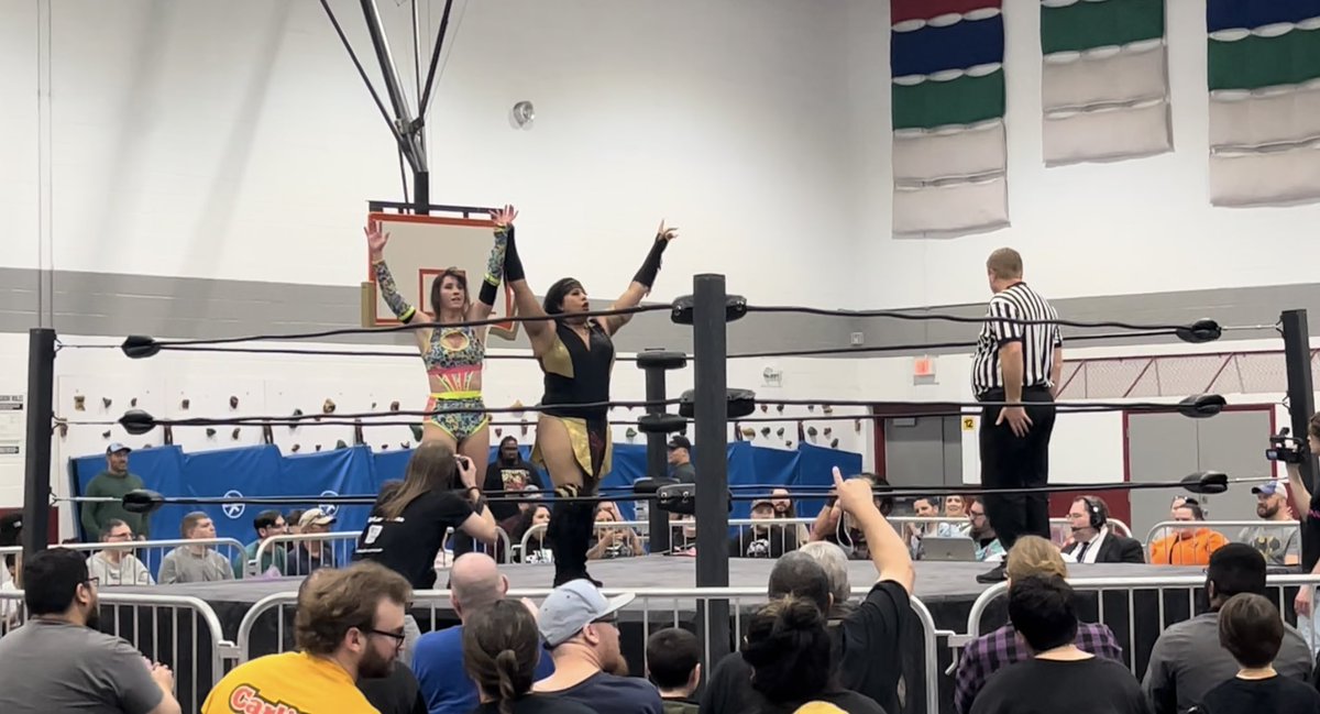 MCSquishy2shy's tweet photo. Ayo @NylaRoseBeast, my crew was wondering how TF do you wrestle with *THOSE NAILS*?!? Also thank you so much for tonight- it was truly delightful! https://t.co/pGtOfI4ppd