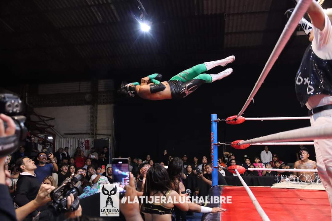 LaTijeraLucha's tweet photo. En una locura de lucha extrema, el porro #LunatikExtreme se logra imponer al diablo #FlyStar al arrojarlo a una tabla con alambre de púas para finiquitarlo con conteo de 3, en el encuentro participaron #AguilaRoja, #SuperBoy, #SuperPinochito, #Sagittarius, #HellBoy... https://t.co/cJVWE3FUD7