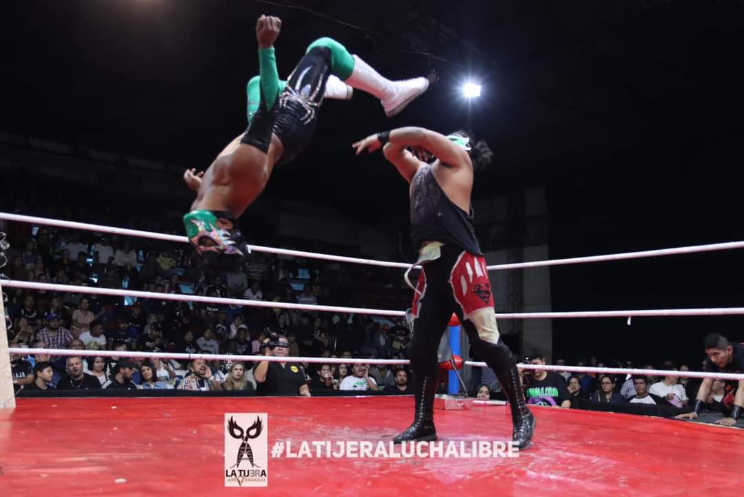 LaTijeraLucha's tweet photo. En una locura de lucha extrema, el porro #LunatikExtreme se logra imponer al diablo #FlyStar al arrojarlo a una tabla con alambre de púas para finiquitarlo con conteo de 3, en el encuentro participaron #AguilaRoja, #SuperBoy, #SuperPinochito, #Sagittarius, #HellBoy... https://t.co/cJVWE3FUD7