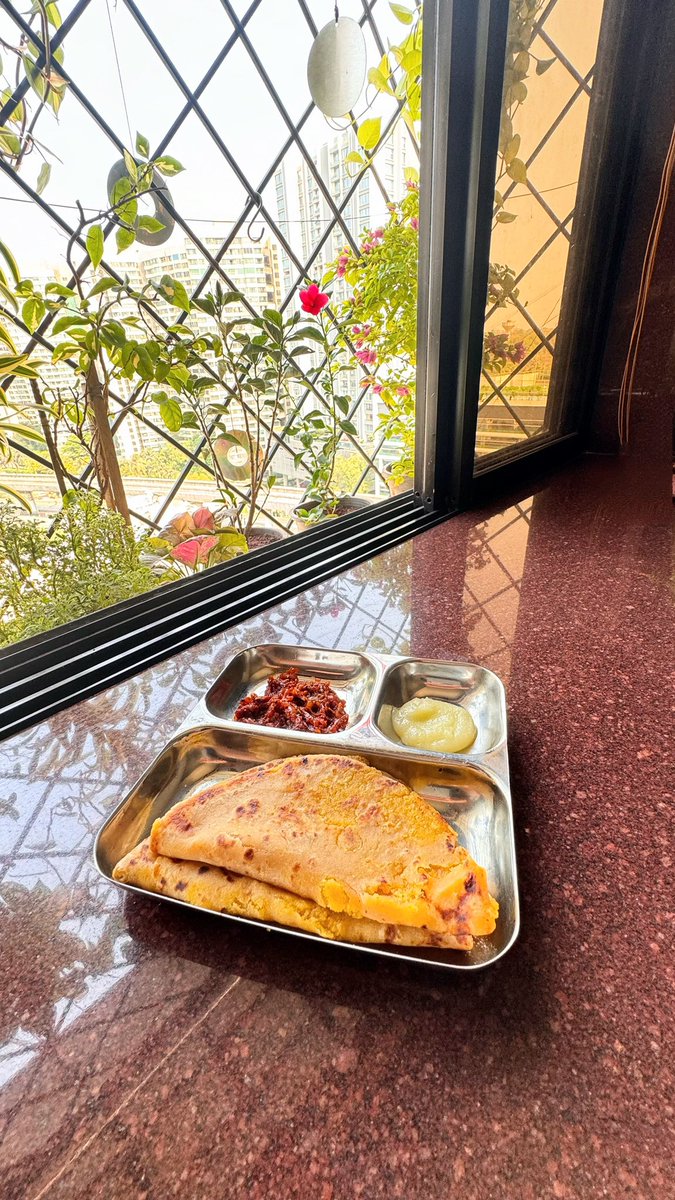 medhaoka's tweet image. Lo ji! #Sundaybreakfast Guess the food on my plate. Clue- No not paratha! #मराठीबाणा 😍😋#satvik #traditionalcookingmaharashtra