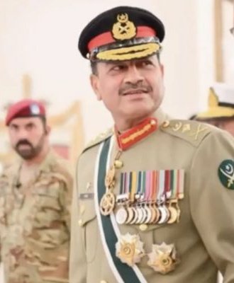 Chohan_313's tweet photo. سلام ہےاِن پاک فوج کےفوجی جرنیلوں کوجو خاکی وردی پہنےاپنے وطن سے #عہد_وفا نبھا رہےہیں،
جو روایتی جنگ سےہٹ کر #ہائبرڈ_وار جو نفسیاتی جنگ ہےجس میں دشمن میری فوج کی عزت پر حملہ آور ہے، مگر یہ جانباز ڈٹ کر اپنے #محمدی_سپہ_سالار کےساتھ چٹان کی طرح بُرد باری، ثابت قدمی کےساتھ کھڑے ہیں۔ https://t.co/6fCKuYz7EF