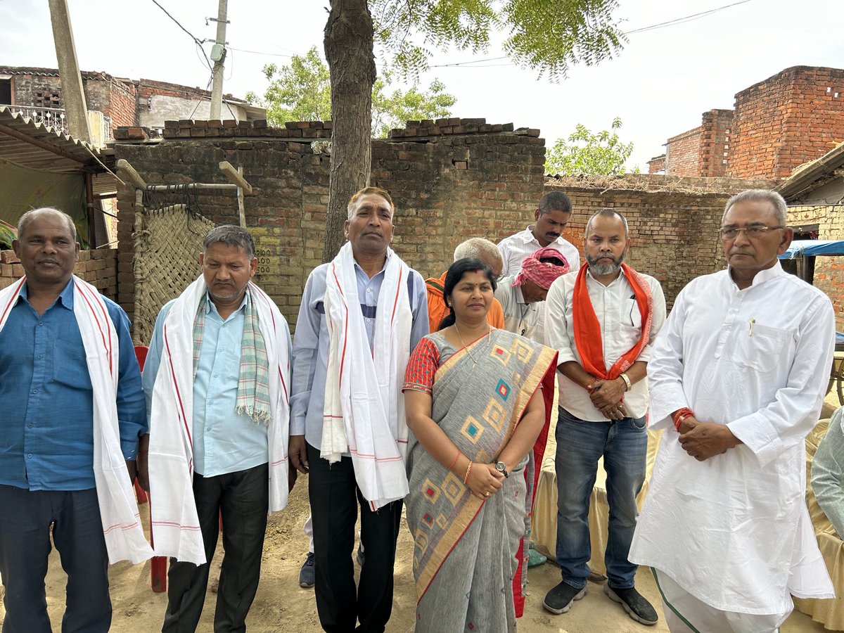 सदर पश्चिमी मण्डल के ग्राम तलवल में भारतीय जनता पार्टी के लोकप्रिय प्रत्याशी श्री पारस नाथ राय जी के समर्थन में आयोजित नुक्कड़ सभा कार्यक्रम को सम्बोधित किया । #NarendraModi #AmitShah #JPNadda #MYogiAdityanath #KeshavPrasadMaurya #ManojSinha #RajnathSingh