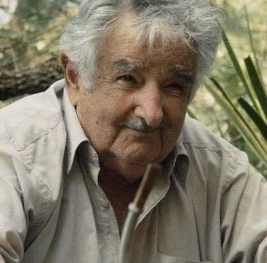 pierpi13's tweet image. Non mi stancherò mai di spiegare che per essere liberi bisogna avere tempo: tempo da spendere nelle cose che ci piacciono, poiché la libertà è il tempo della vita che se ne va e che spendiamo nelle cose che ci motivano.
Mentre sei obbligata a lavorare per sopperire alle tue…